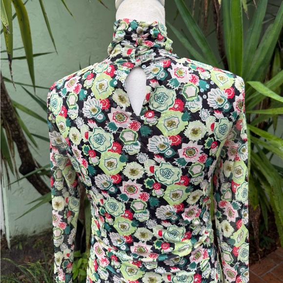 Green Abstract Ruched Long Sleeve - Picture 10 of 17